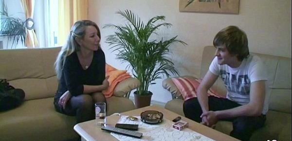  German Stepmom - Deutsche STIEF MUTTER Jenny zeigt Sohn wie Sex geht
